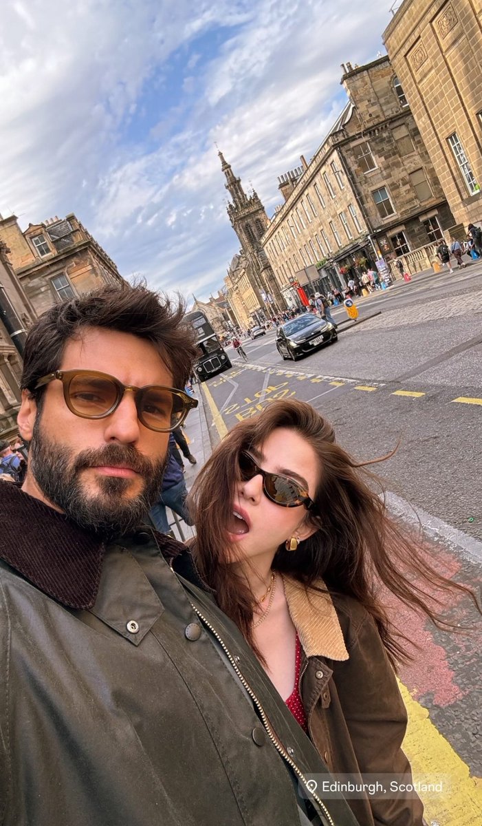 beklenenkral's tweet image. Arka planda ne olduğu fark etmiyor, onlar düz dururken dahi aşklarıyla büyülüyor. :)
Özge Gürel, Serkan Çayoğlu...
#ÖzSer