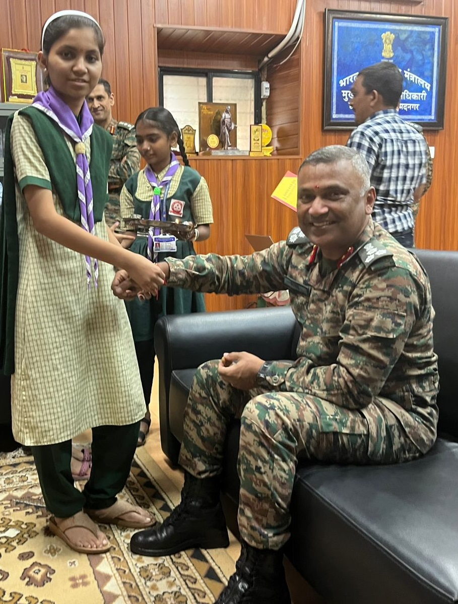 ahmednagarcantt's tweet photo. CB Ahmednagar School girls tied rakhis to Army officers under #HarGharTiranga A beautiful blend of Raksha &amp; Rashtra! #HarGharTiranga2025  #RakshaBandhan2025 @PddeScPune https://t.co/3euiCSkJEl