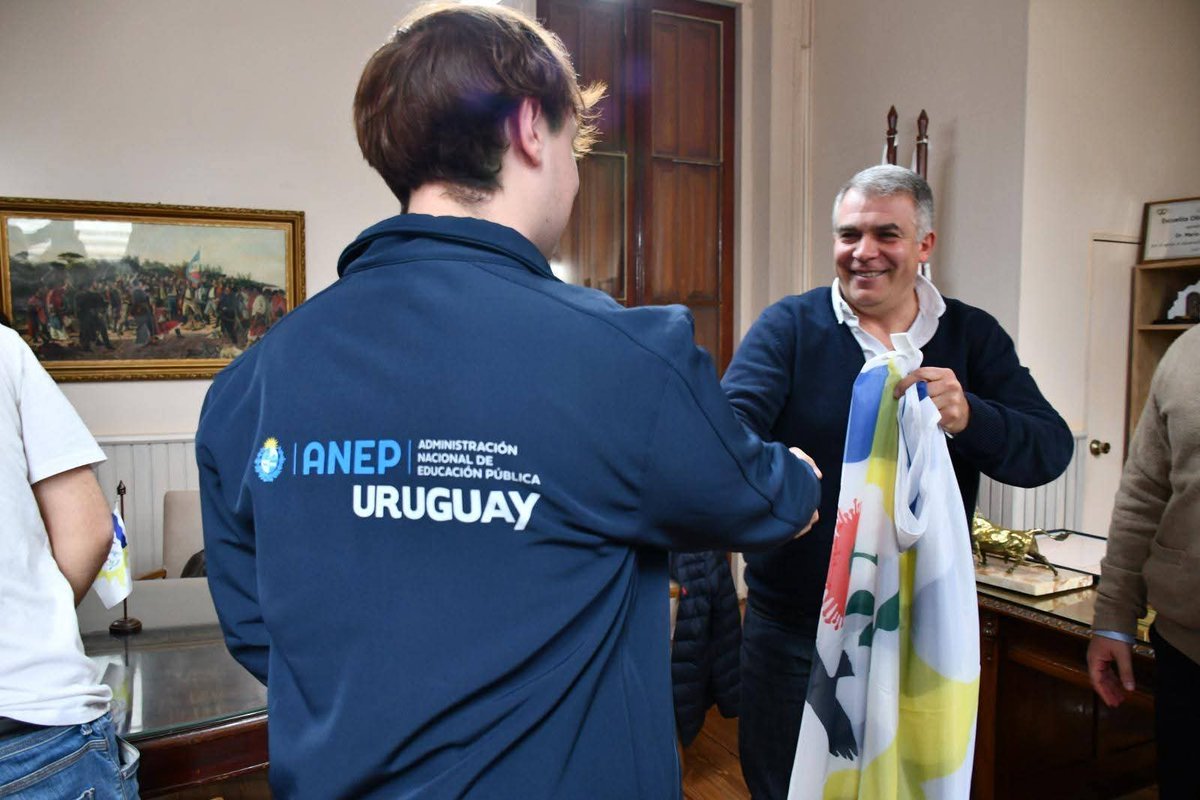 comuna33's tweet image. Intendente recibió a joven Treintaitresino que participa del Parlamento Juvenil del Mercosur.
David Bordón recibió de manos el Dr. Mario Silvera Araújo la bandera del departamento en la ciudad de Foz de Iguazú (Brasil) del 11 al 15 de agosto.