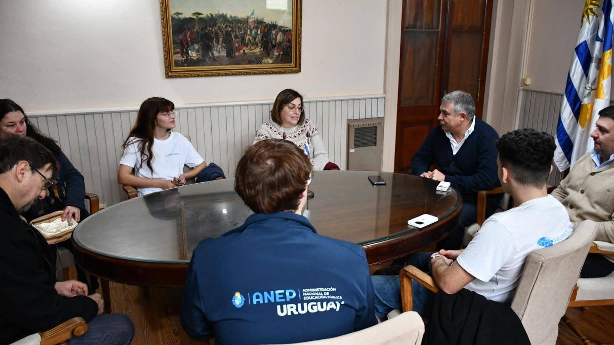 comuna33's tweet image. Intendente recibió a joven Treintaitresino que participa del Parlamento Juvenil del Mercosur.
David Bordón recibió de manos el Dr. Mario Silvera Araújo la bandera del departamento en la ciudad de Foz de Iguazú (Brasil) del 11 al 15 de agosto.