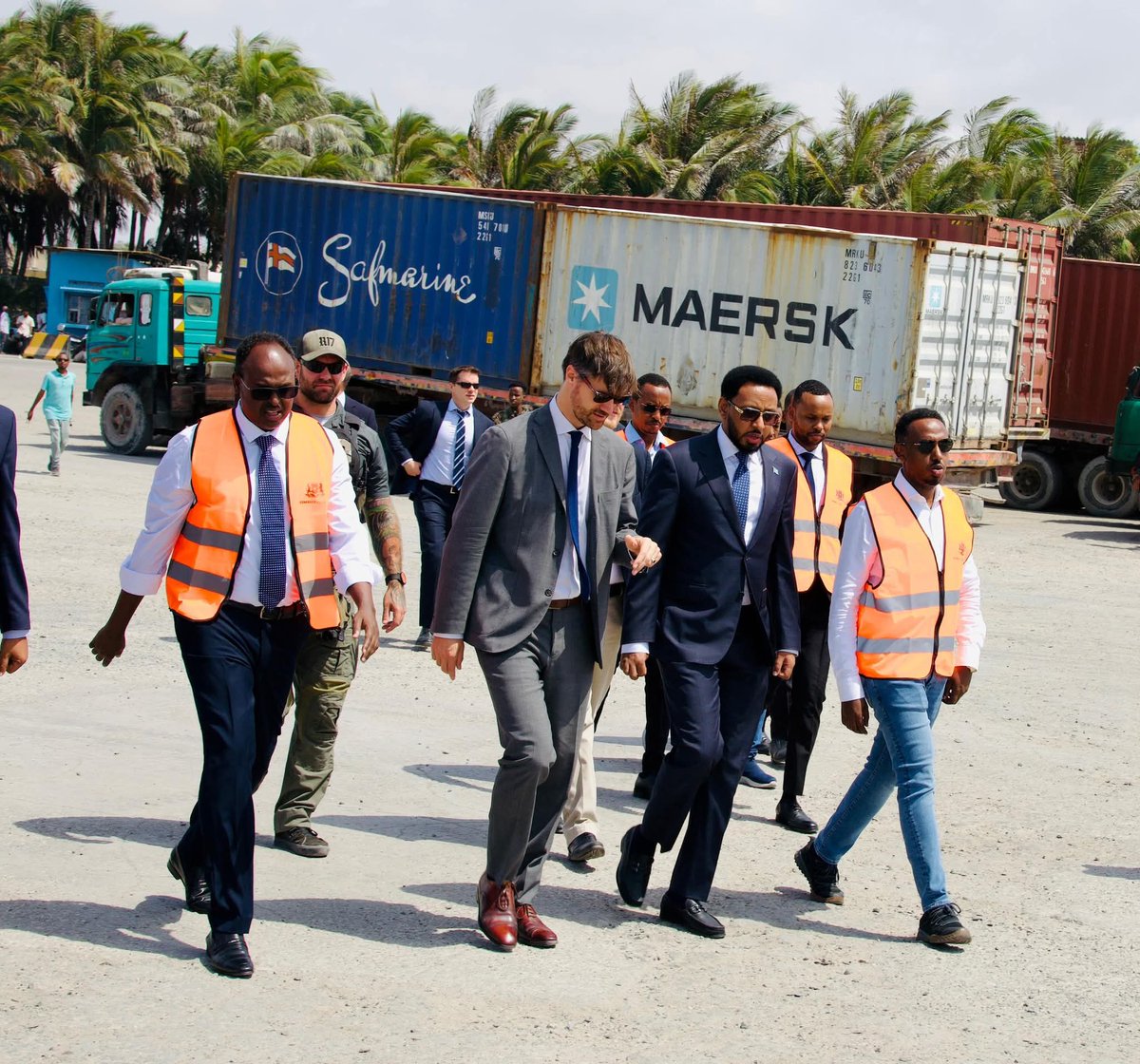 MoF_Somalia's tweet photo. .@MoF_Somalia Minister H.E. @BihiEgeh, accompanied by the @UKinSomalia Ambassador to Somalia, visited Mogadishu Port to oversee ongoing revenue reforms and the modernization of the Customs system — a step forward in strengthening Somalia’s trade and fiscal systems. #Somalia https://t.co/7wGKJ1Wvwv