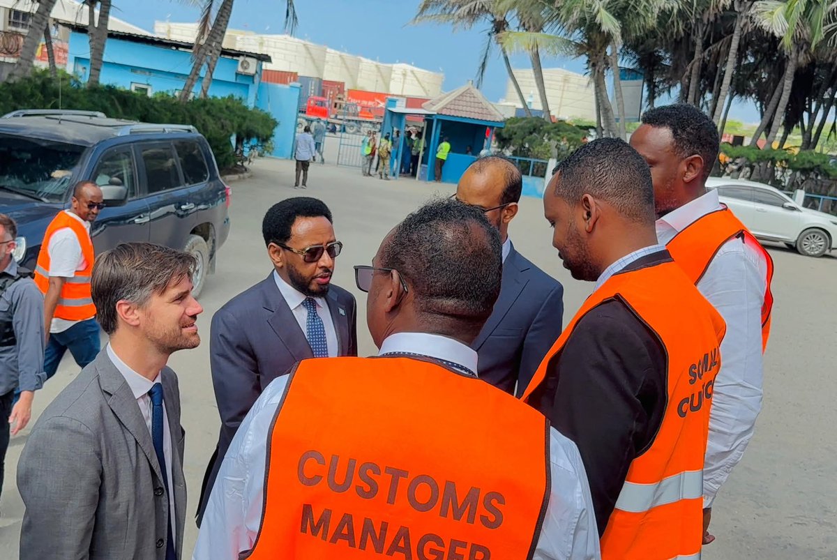 MoF_Somalia's tweet photo. .@MoF_Somalia Minister H.E. @BihiEgeh, accompanied by the @UKinSomalia Ambassador to Somalia, visited Mogadishu Port to oversee ongoing revenue reforms and the modernization of the Customs system — a step forward in strengthening Somalia’s trade and fiscal systems. #Somalia https://t.co/7wGKJ1Wvwv