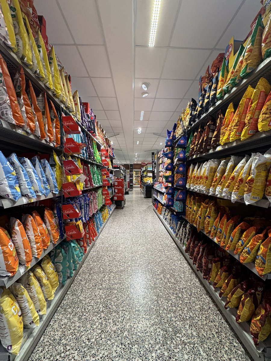 Tänk om den här butiken la ner lika mycket tid på att hålla ordning bland frukt och grönt som på chipshyllan 🙄