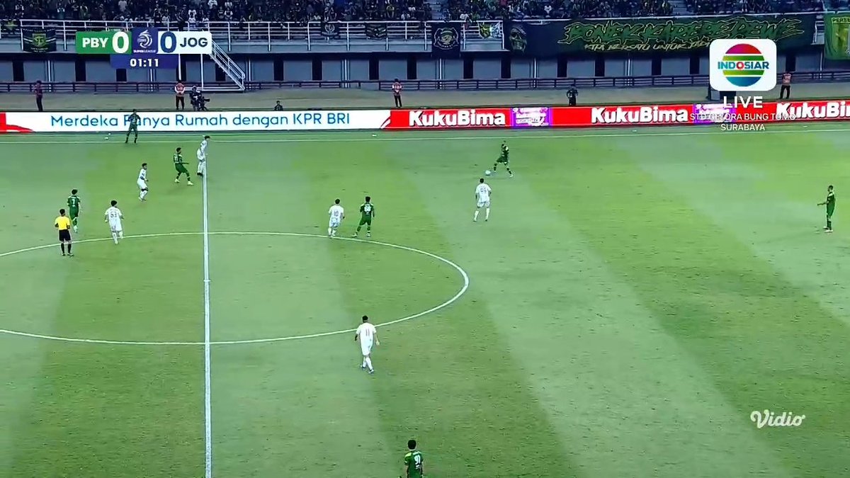 Tendangan dari Menpora Dito Ariotedjo menandai BRI Super League 2025/2026 resmi dibuka dengan laga Persebaya Surabaya melawan PSIM Yogyakarta #BRISuperLeague