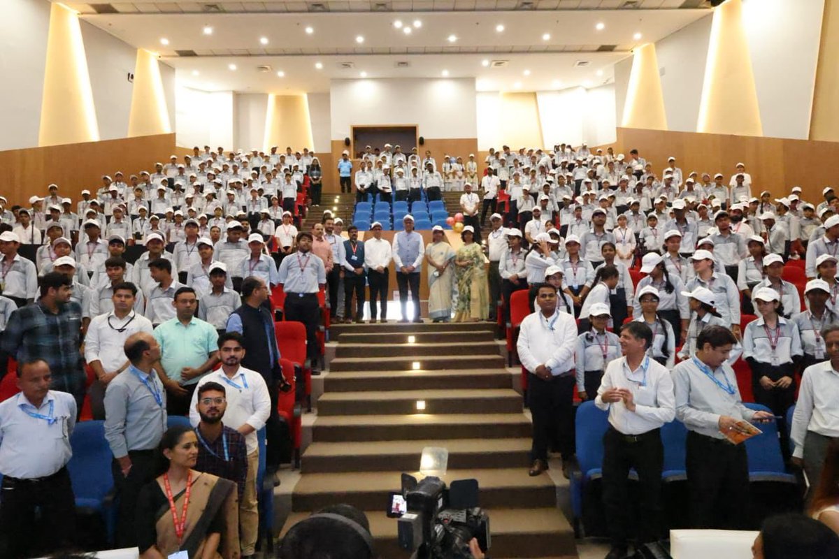 MoHFW_INDIA's tweet image. Today, young minds across India stepped into the shoes of scientists through S.H.I.N.E. – Science, Health and Innovation for Nextgen Explorers.
Organised by the Department of Health Research (DHR) and ICMR on 7th–8th August 2025, this nationwide open day was held in line with…