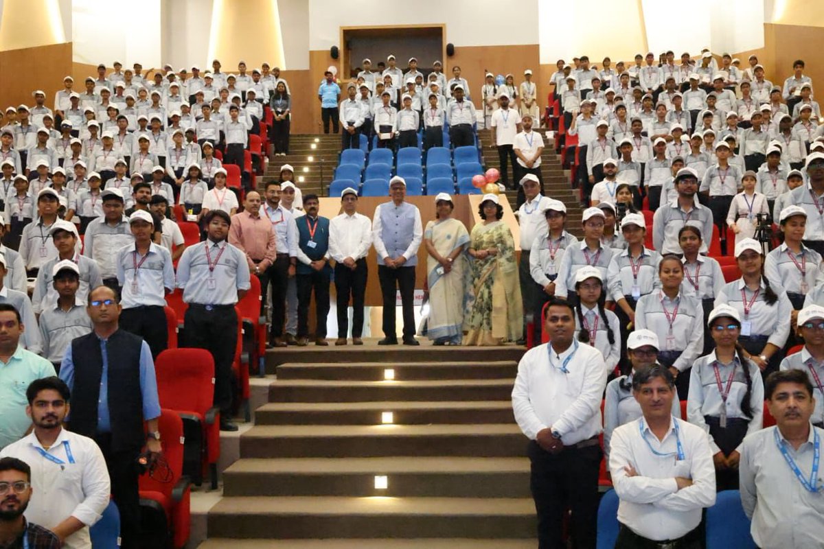 MoHFW_INDIA's tweet image. Today, young minds across India stepped into the shoes of scientists through S.H.I.N.E. – Science, Health and Innovation for Nextgen Explorers.
Organised by the Department of Health Research (DHR) and ICMR on 7th–8th August 2025, this nationwide open day was held in line with…