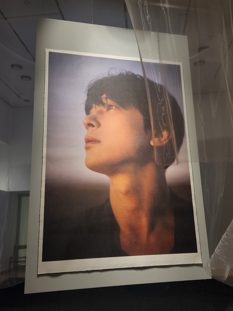 fGtqFbHwtOFSdOP's tweet image. 吉沢さんの写真展、本日伺ってきました。#FOSS 
展示室の空調が良くきいていて、アイスランドの世界観をより感じることができました。
カーテンから現れる吉沢さん美しかったぁ。
満足しすぎてQRコードを度忘れ。
サテライトの展示時間も終了していたのでもう一度伺いたいです。