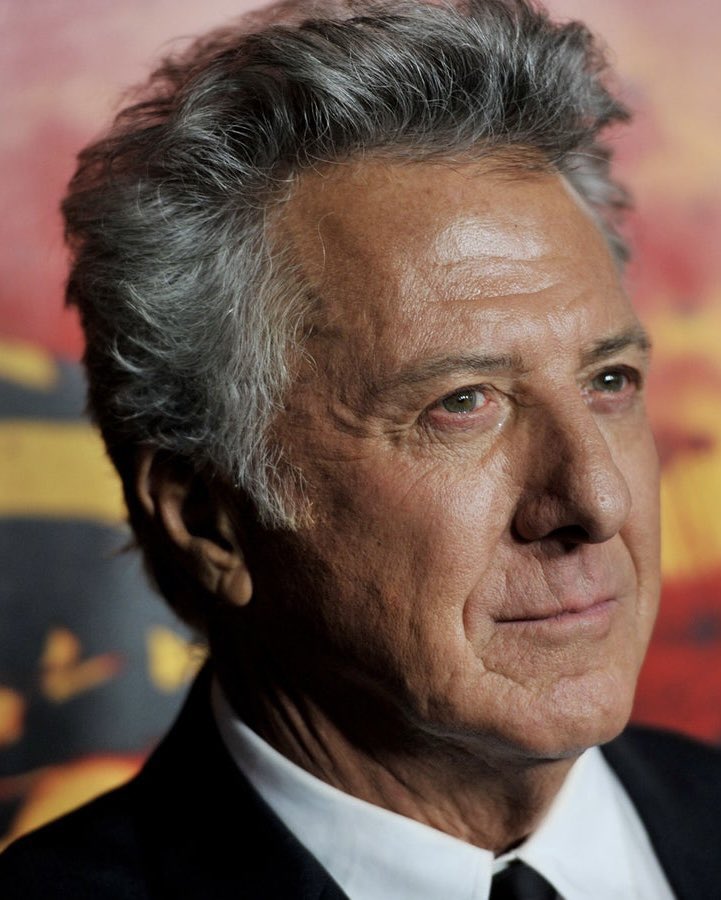 Monstre sacré, mythe, il a tourné pour et avec les plus grands.
Il a connu différents Hollywood et possède une des plus belles filmographie du septième art.
Éloigné de la presse people, Oscarisé, il fête ses 88 ans.
Bon anniversaire au légendaire Monsieur #DustinHoffman.