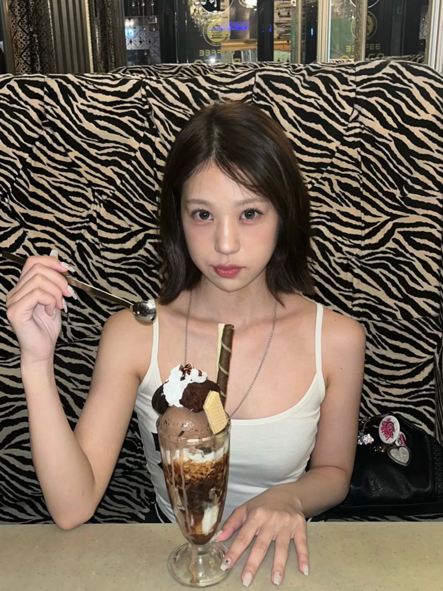 yuumiskn's tweet photo. ソファーがギャルな韓国のカフェ🖤

まだ日本人に見つかってないからおすすめです👼🖤 https://t.co/C603AyANrn