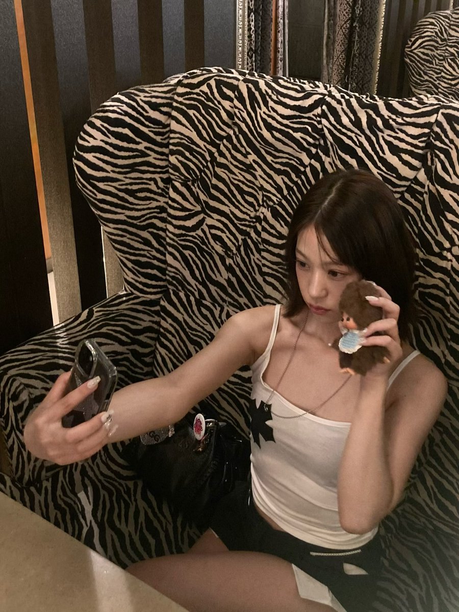 yuumiskn's tweet photo. ソファーがギャルな韓国のカフェ🖤

まだ日本人に見つかってないからおすすめです👼🖤 https://t.co/C603AyANrn