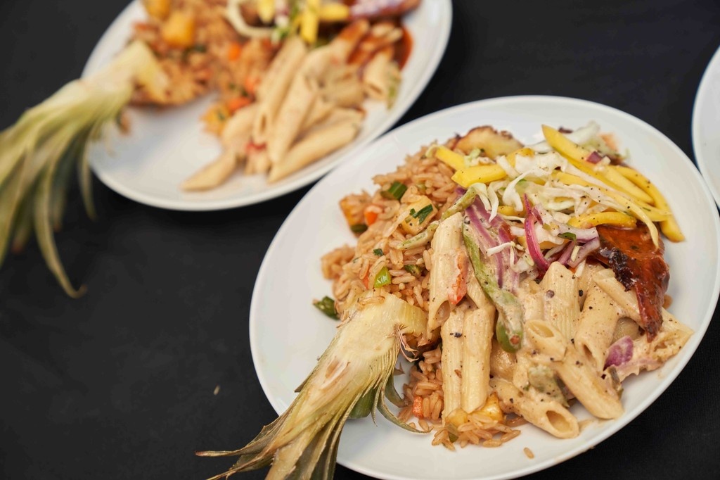 EEEmpire's tweet image. BBQ, vibes, and smiling faces 🔥🍖✨
From juicy ribs to pineapple-topped pasta, food cones to creamy casseroles — Barbahol was a full-on flavor festival.

Full Album out online now: eeempire.com/galleries/barb…