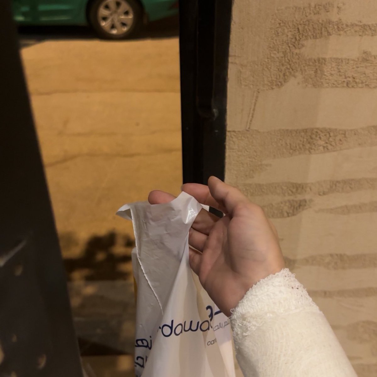 تعبت وانا سترونق ومن 
وديت نفسي للمستشفى
عطوني كم ابره
رحت لصيدلية واخذت الادويه
ركبت تاكسي يوديني لسيارتي لانها بعيده
من التعب نزلت ونسيت ادويتي بالتاكسي
يوم وصلت البيت وجيت بنزل ما لقيت الكيس
دقيت عليه قال ادفعي واجيبها
يخي لمتى احنا سترونق ومن؟