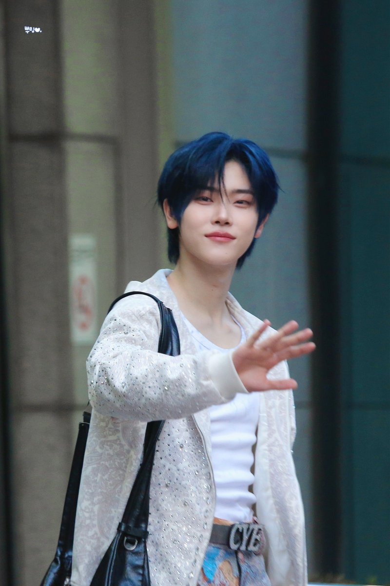 bbuling_'s tweet photo. 250808 뮤뱅 퇴근

켄신: 
오늘 포인트는 CYE 벨트 .ᐟ ⋆ ς(>‿<.)

#클유아 #클로즈유어아이즈
#장여준 #JANGYEOJUN #YEOJUN
#CYE #CLOSEYOUREYES https://t.co/e0IC84olRc