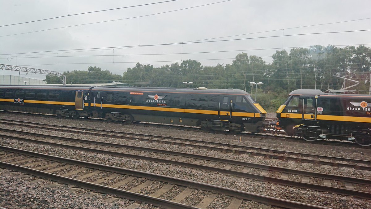 DanSpotter86's tweet image. Heres a Throwback shot of what was going to be Grand Central Class 90026 with DVT Class 82227 geen here in Crewe Care Sidings on 08/09/20 due to the Coronavirus Outbreak and Pandemic these didn't see the light of day. #Class82 #class90 #DBcargo #DBShenkher #Crewe #Wcml