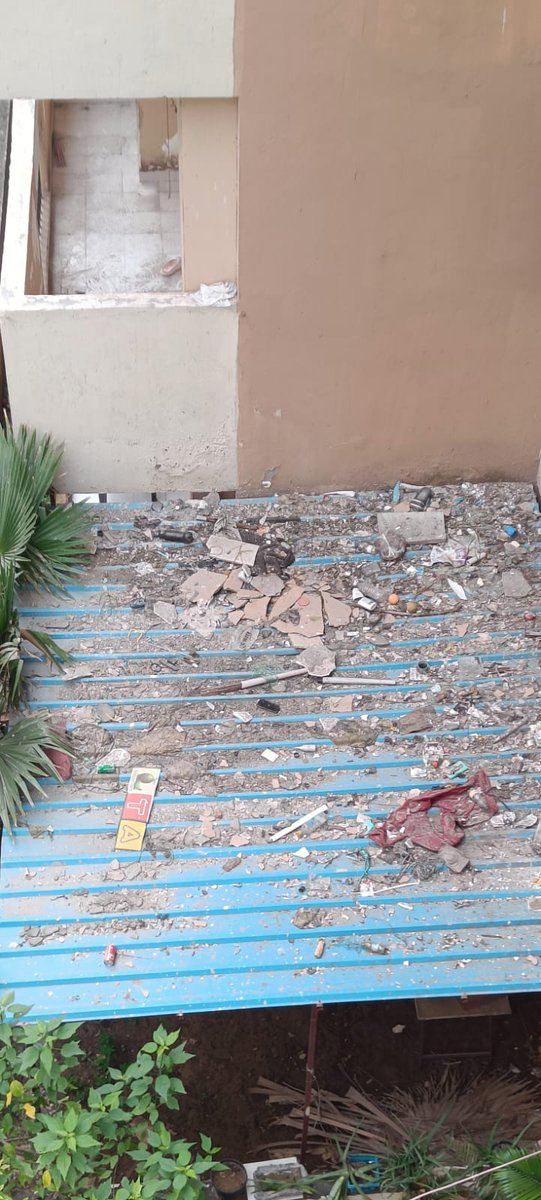 Praveen Vikram Singh (@praveen_singh5) on Twitter photo ग्रेटर नोएडा वेस्ट में गिरा प्लास्टर, आफत में निवासियों की जान
Greater Noida News: ग्रेटर नोएडा वेस्ट की गैलेक्सी रॉयल सोसायटी गौर सिटी 2 में आज सुबह 9:15 बजे के करीब B टावर के पास प्लास्टर का टुकड़ा गिर गया। प्लास्टर का टुकड़ा टीन सेट पर आकर गिरा। गनीमत रही कि इस हादसे में कोई ग्रेटर नोएडा वेस्ट में गिरा प्लास्टर, आफत में निवासियों की जान
Greater Noida News: ग्रेटर नोएडा वेस्ट की गैलेक्सी रॉयल सोसायटी गौर सिटी 2 में आज सुबह 9:15 बजे के करीब B टावर के पास प्लास्टर का टुकड़ा गिर गया। प्लास्टर का टुकड़ा टीन सेट पर आकर गिरा। गनीमत रही कि इस हादसे में कोई