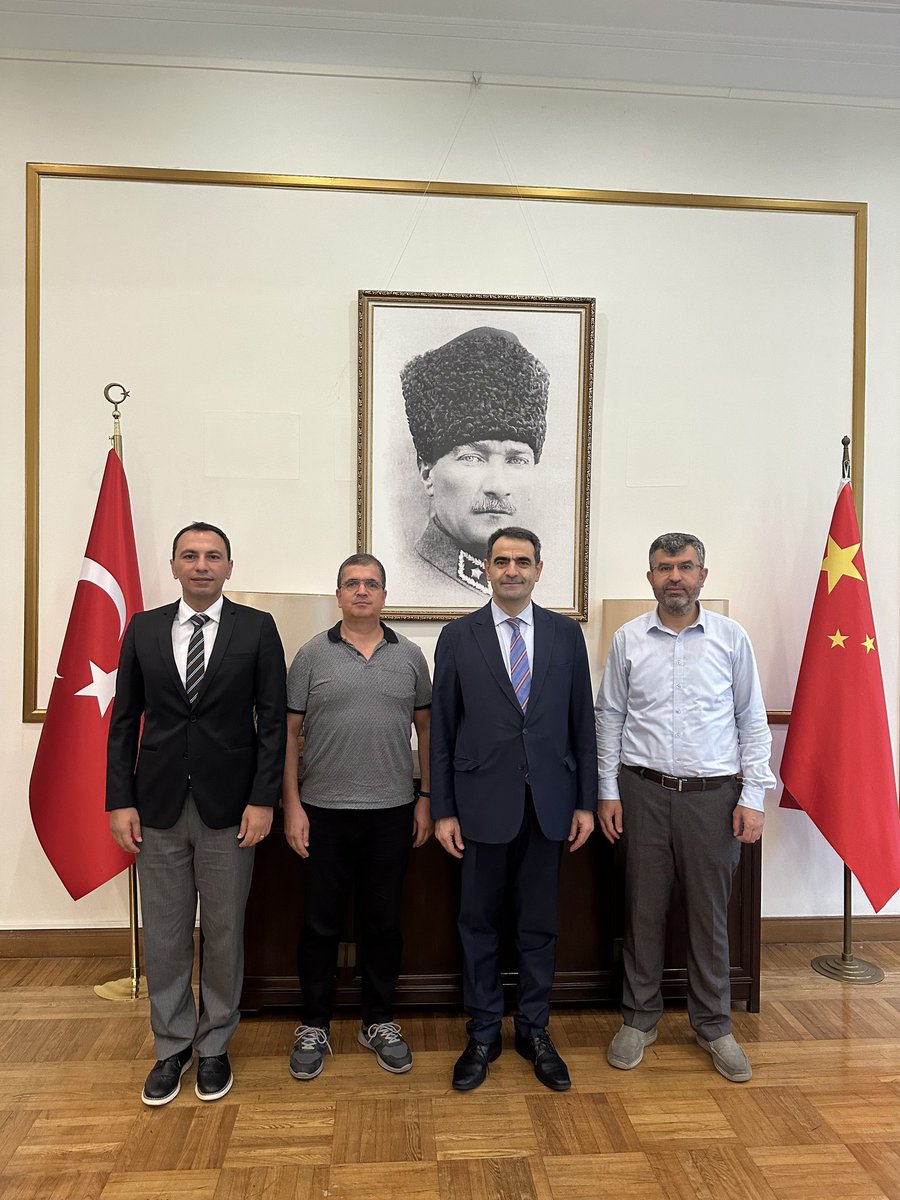 Büyükelçi Selçuk Ünal, Uluslararası Müslümanlarla Dayanışma Vakfı (MÜSVAD) tarafından düzenlenen Çelebi  Programı kapsamında Pekin’e gelerek Çince eğitimi alan Şehit Mehmet Güler Anadolu İmam Hatip Lisesi öğrencilerini ağırladı. 

Gençlerimize başarılar diliyor, eğitim