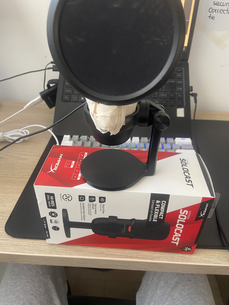 Descubri la mejor manera de mantener el audio de mis videos, lit solo poner una caja debajo del microfono