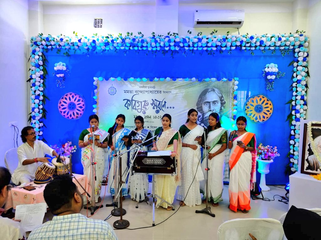 রামপুরহাট মহকুমা তথ্য ও সংস্কৃতি বিভাগের আয়োজনে রামপুরহাট টাউন হলে যথাযোগ্য মর্যাদায় পালিত হলো কবিগুরু স্মরণে বাইশে শ্রাবণ। বিভিন্ন সাংস্কৃতিক গোষ্ঠীর স্বতঃস্ফূর্ত অংশগ্রহণে সাফল্যমণ্ডিত হলো আজকের অনুষ্ঠান।