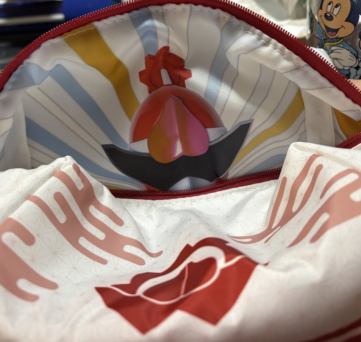 スーパー戦隊展、知らんグッズがめっちゃあったけど、見かけて思わずちょっと笑ってしまったグッズ
今俺を見たな！これでお前とも縁ができたポーチ