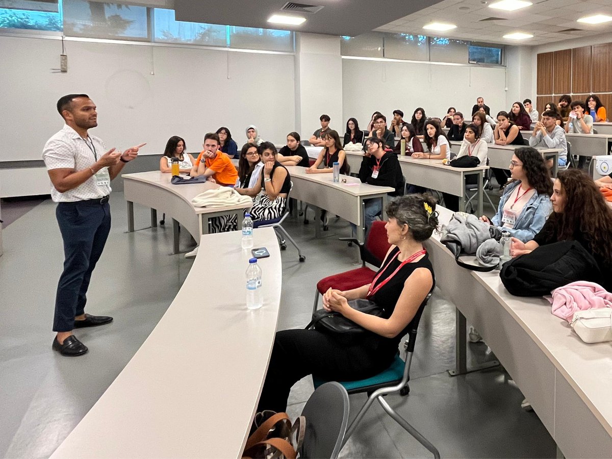 Kültür Ataşesi Marvin Alfaro, Kennedy-Lugar Youth Exchange and Study (YES) programına bu sene katılacak olan öğrencilerle, heyecan verici ABD yolculukları öncesinde bir araya geldi! 🇺🇸 Bu başarılı lise öğrencileri, YES Programı kapsamında bir akademik yılı Amerikan liselerinde