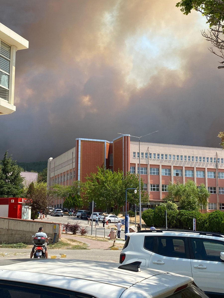 ConflictTR's tweet image. 🚨 Çanakkale Mehmet Akif Ersoy Hastanesi boşaltılıyor.

▪️Orman yangını bölgeye ulaşmış durumda.