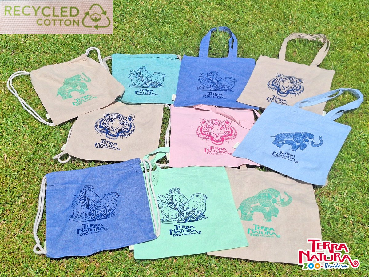TerraNaturaZoo's tweet image. 🌿 ¡PRESUME DE ESTILO ECO-FRIENDLY!
Ya puedes llevarte un recuerdo sostenible de tu visita a @TerraNaturaZoo 

Presentamos nuestras nuevas bolsas y mochilas de #AlgodónReciclado.

📍 Disponible desde hoy en la tienda de #TerraNaturaBenidorm.
¡Hazte con la tuya!

#ModaEco