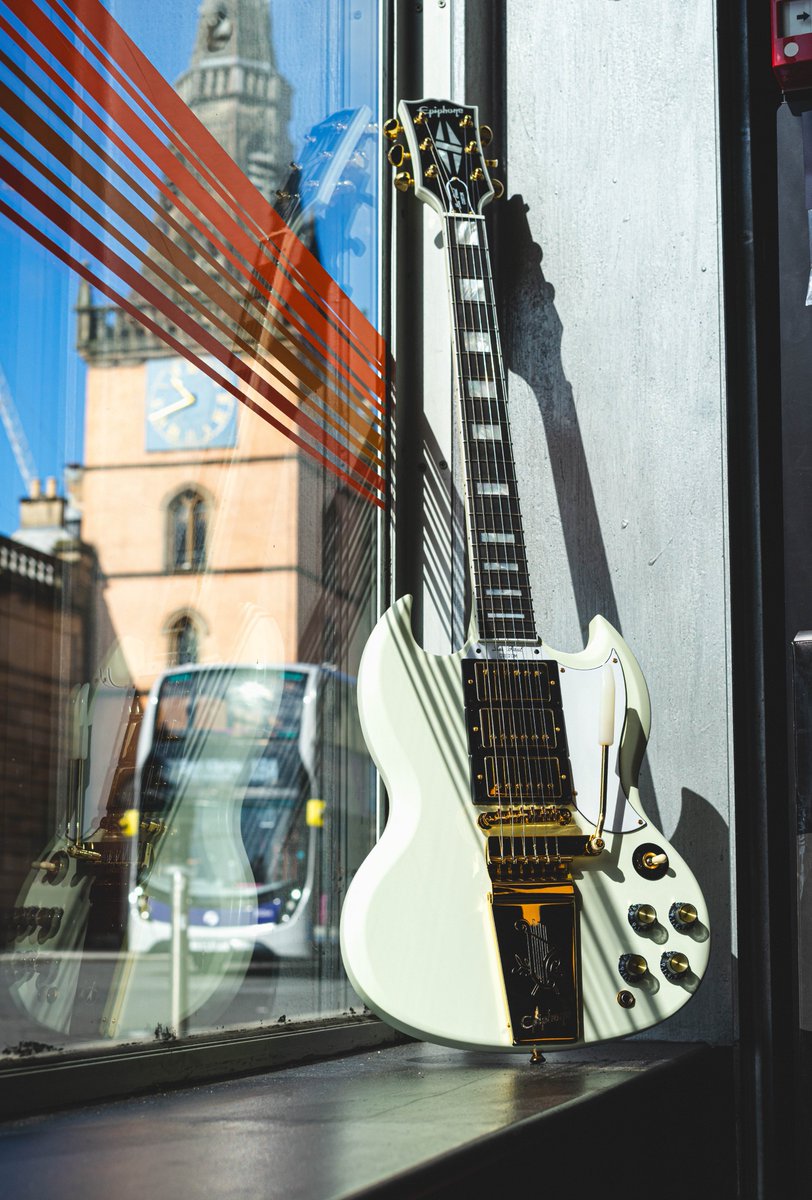 Triple humbucker: yay or nay?🤔
Happy #GibSunday!

📸Epiphone Inspired by Gibson Custom 1963 SG gtrgtr.uk/1963EpiSG

<a href="/Epiphone/">Epiphone</a> <a href="/GibsonGuitarUK/">Gibson Guitar UK</a>