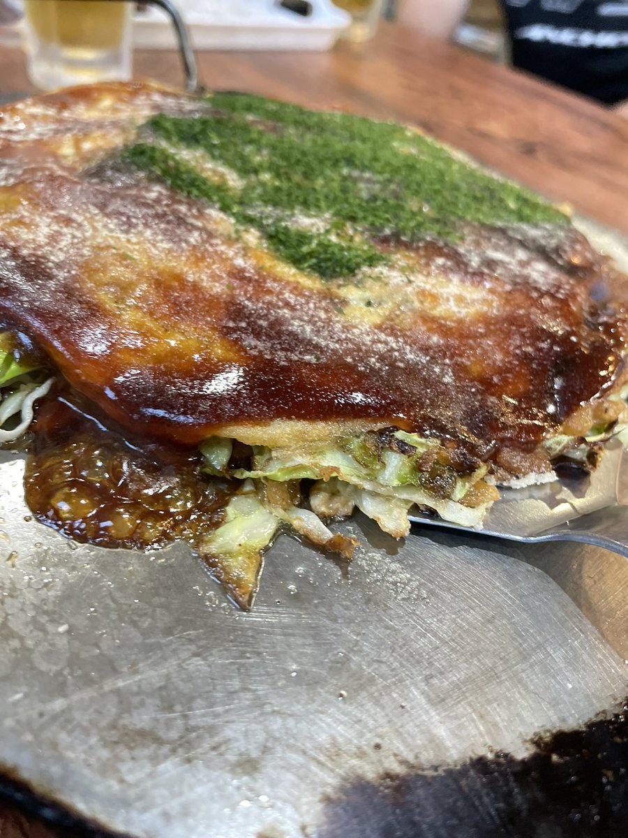 広島県府中市のご当地グルメ
「府中焼き」
いこり庵の府中焼きは
ソースとガーリックパウダーのパンチの効いた
濃ゆいお好み焼きです😋