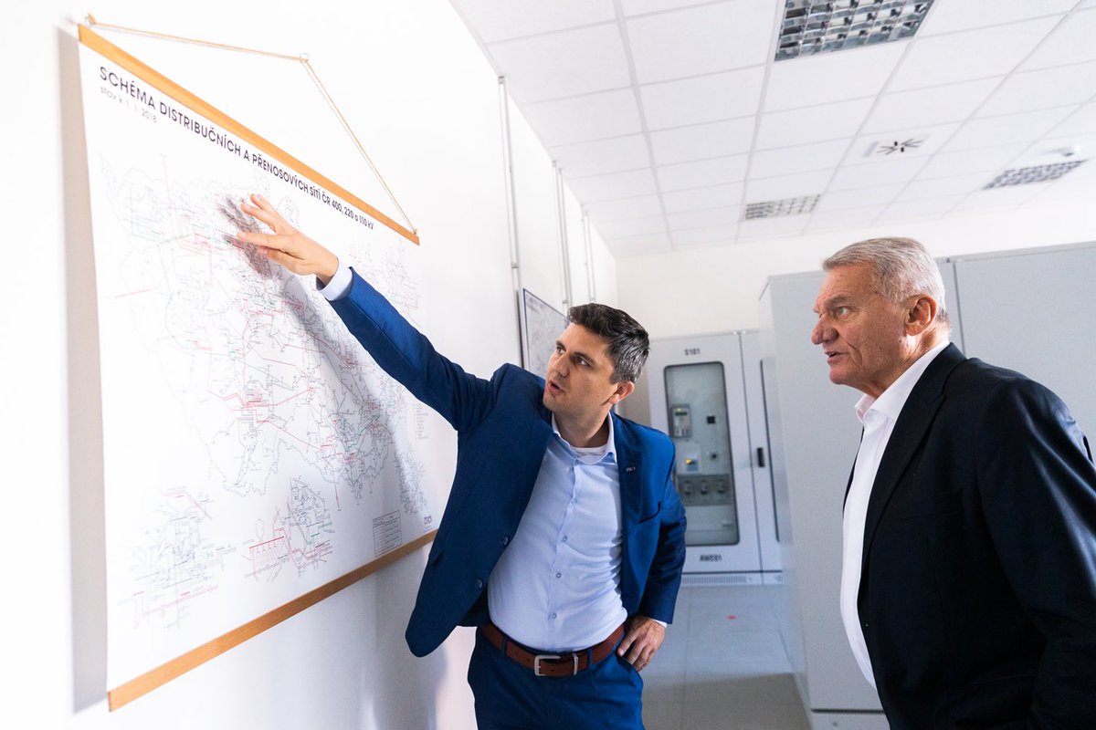 🔌 Energetika není samozřejmost. A Praha ji má v dobrých rukou.

Dnes jsme s týmem navštívili transformovnu společnosti PREdistribuce (součástí skupiny PRE) v Karlíně, jedno z klíčových míst pro distribuci elektrické energie v metropoli. Právě zde se nachází dva transformátory s