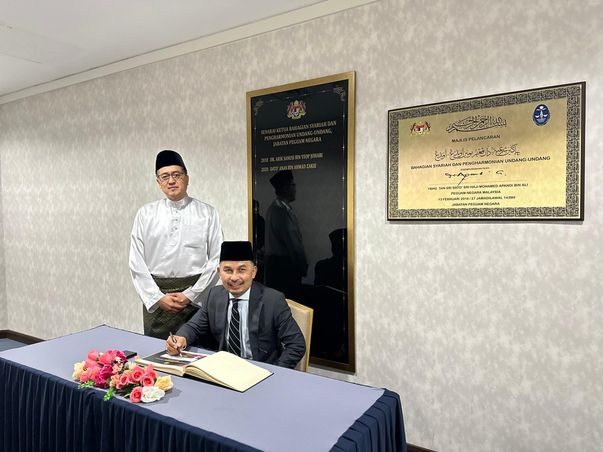 PUTRAJAYA, 8 Ogos 2025 - Kunjungan Hormat Majlis Peguam Syarie Wilayah-Wilayah Persekutuan (MPSWP), YBrs. Tuan Haji Fakhrul Azman bin Abu Hasan ke atas YBhg. Dato’ Anas bin Ahmad Zakie, Ketua Bahagian Syariah dan Pengharmonian Undang-Undang, Jabatan Peguam Negara.

#AGCMADANI