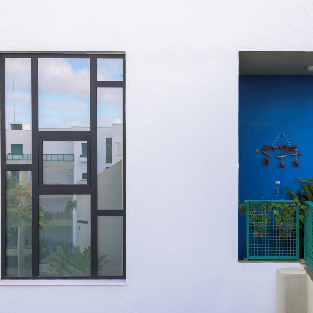 ✨ Prix Fouad Akalay – YMAA 2024
Réinventer sans trahir, sublimer sans effacer. La Résidence Delacroix à Rabat, réhabilitée par Merouane Zouaoui, remporte le prix hommage à une architecture sensible et sincère. #architecturemaroc