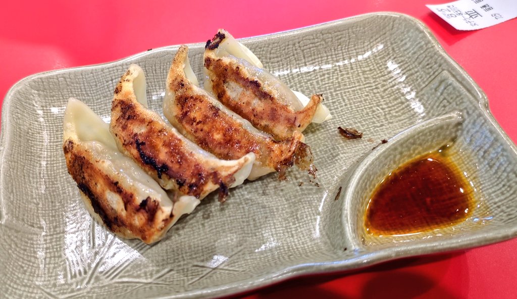 ひるめっし😋🍜
久しぶりに鬼道家さんへ(&gt;ヮ&lt;*)👹💕
ラーメン🍜ギョーザ🥟替え玉✨ライス大(鬼T)
ニラが効いてて美味い🥟😋替え玉細パツ麺最高！
ライスに無限ニンニクとマヨ投入で優勝🏆
大満足💯ご馳走様でした(:D)┓✨