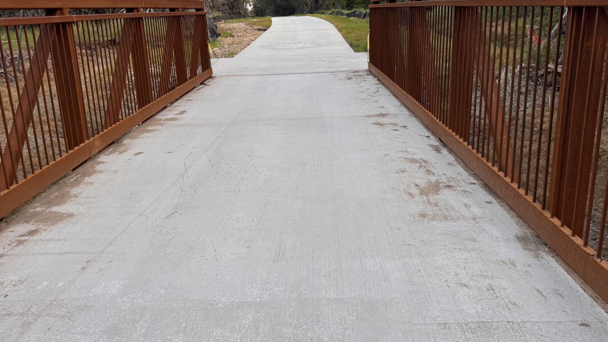 sudha_m_reddy's tweet image. Nature’s own pest control 
A spider 🕷️ spun a web🕸️ between a bridge overnite. @ sunrise 🌅 the web was filled with flies…
Wonders of nature…