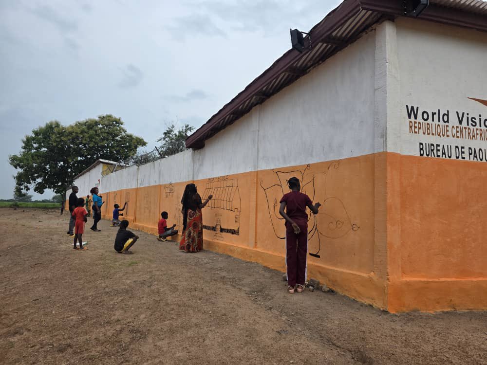 Paoua: nos projets financés par <a href="/AktionDHilft/">Aktion Deutschland Hilft</a>, <a href="/WorldVision/">World Vision</a> et <a href="/WFP/">World Food Programme</a> ont touché des milliers personnes : 2 992 sensibilisés à la protection des enfants/VBG, 296 enfants aux EAE, 1 000 ménages aidés en CASH (42M FCFA), 4 120 formés en WASH.
#Centrafrique #Paoua #Humanitaire