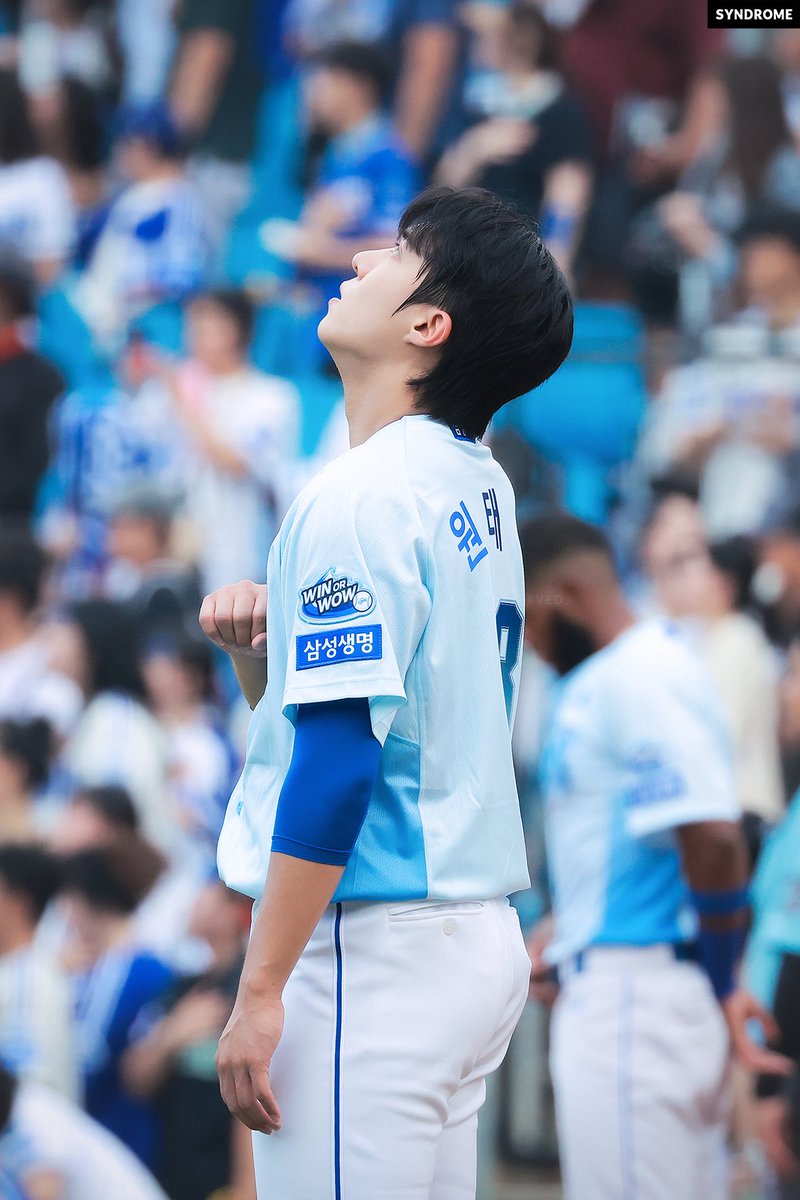 250802 #원태인 
데뷔 7년차 1000이닝
데뷔 첫 해부터 단 한 해도 흐트러짐 없이 마운드 위를 지키며 팀의 중심이 되어준 너. 이 모든 이닝은 재능만으로는 채울 수 없는 매일의 노력과 자기관리, 부침 속에서도 흔들리지 않는 마음이 쌓여 만들어진 결과겠지. 통산 1000이닝 투구 그리고 7승 축하해!