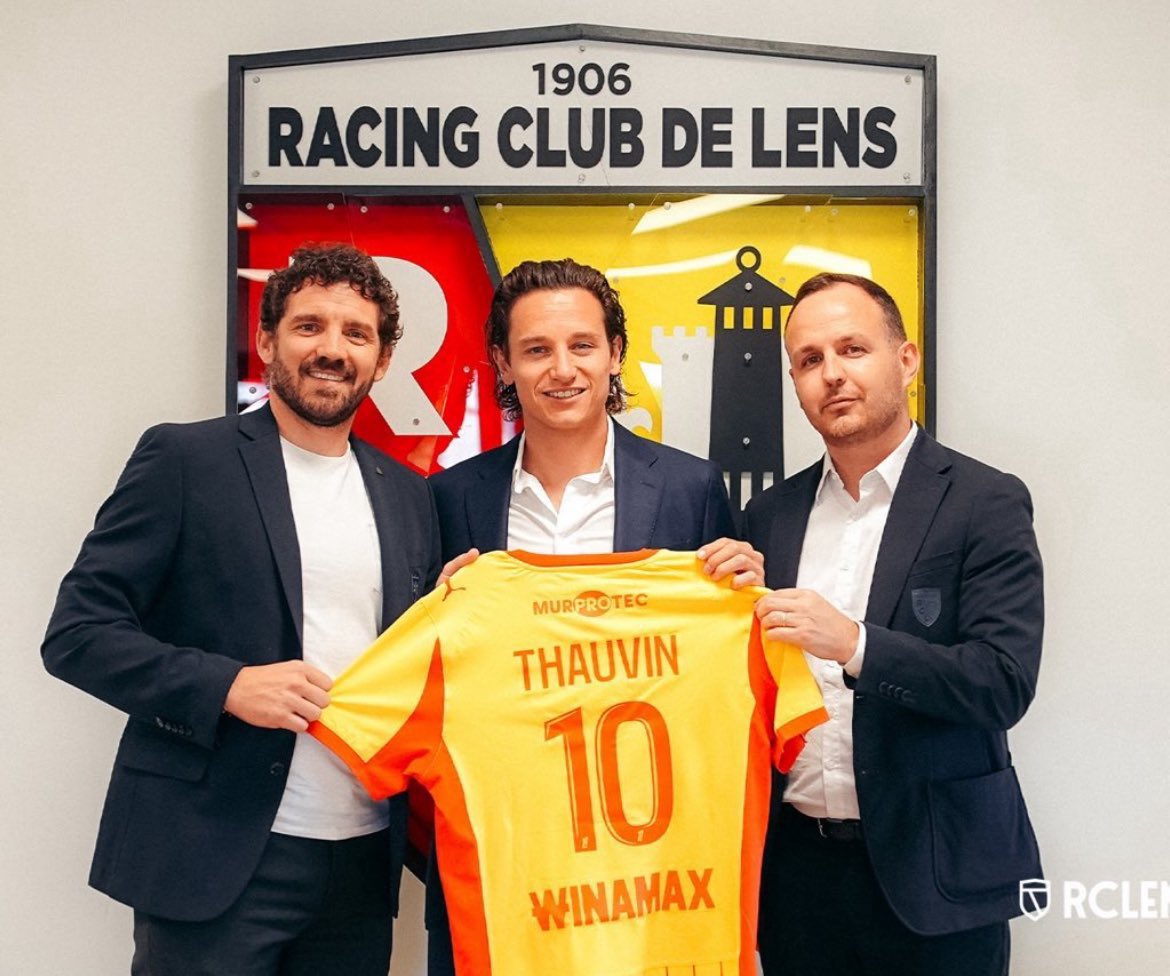 Oficial: Florian Thauvin, nuevo jugador del RC Lens. El campeón del mundo de 2018 vuelve al fútbol francés años después de salir a México desde Marsella. El conjunto norteño paga 6 millones de euros al Udinese por su contratación. 

Fichajazo.