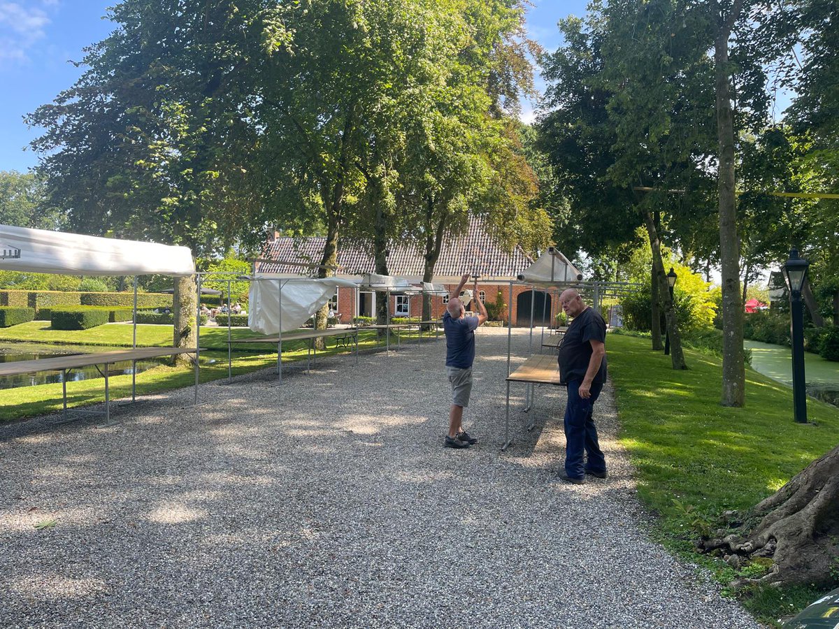 Nu nog leeg, morgen is dit plein voor de borg vol met marktkramen, mensen en onze mooiste koets. Verderop draaien de oogstmachines, werken de paarden, worden ambachten beoefend, is de allernieuwste tractor met GPS te zien. Mis het niet ow.ly/G0pg50WBYsF