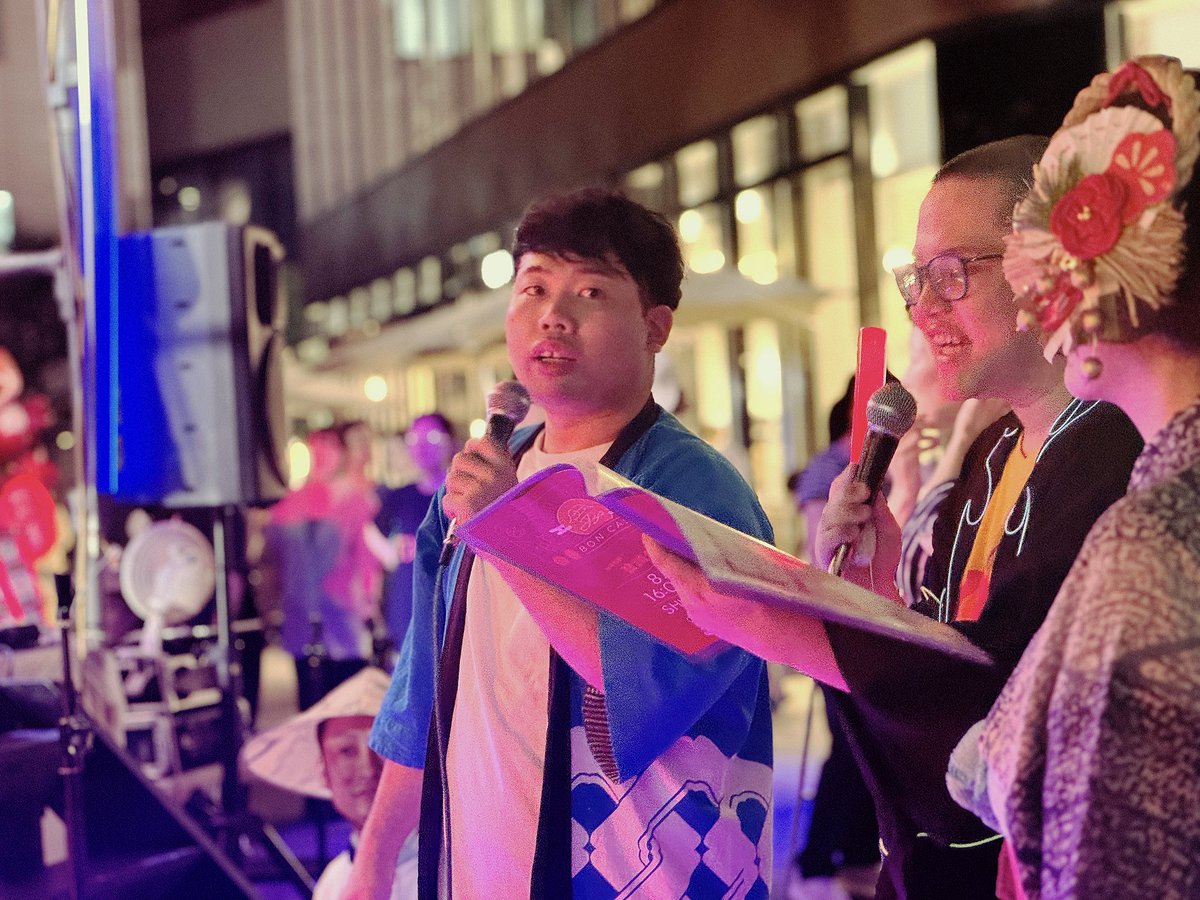 chiba_kazuma's tweet photo. 渋谷キャスト『 #BONCAST 』
子どもから大人までDJデッカチャンの音に合わせて盆踊りでみんな大盛り上がり!
お世話になったTASKOの皆様にもご挨拶できて良かったです!4枚目の写真は特にお世話になった、お笑い芸人「あかん坊」長原ソーマさん!@bowakachan https://t.co/i6TNHeS9gv