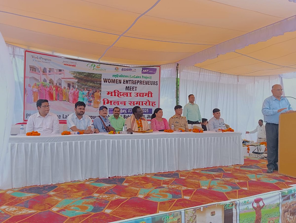 sndeep's tweet photo. Last week we organised a Women Entrepreneurs Meet in #Babina #Jhansi where more than 1500 women farmers, government officials, @BasantFPO, CBOs &amp; media representatives came together to celebrate &amp; honour the collective livelihood advances made by women workers of the district. https://t.co/7uqBBK20Y3