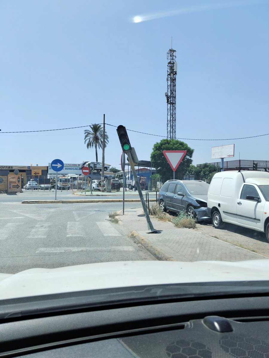Una semana lleva este semáforo en estas condiciones, a punto de caerse, ubicado en la calle Oso Panda a la salida de Valdezorras hacia la carretera A-8008. <a href="/Ayto_Sevilla/">Ayuntamiento de Sevilla</a> <a href="/EmergenciasSev/">Emergencias Sevilla</a>