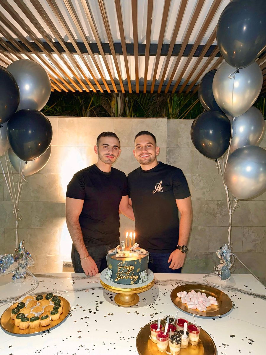 juansparrat's tweet photo. Cumpleaños del parcero 💯 https://t.co/xuN58DhR6j