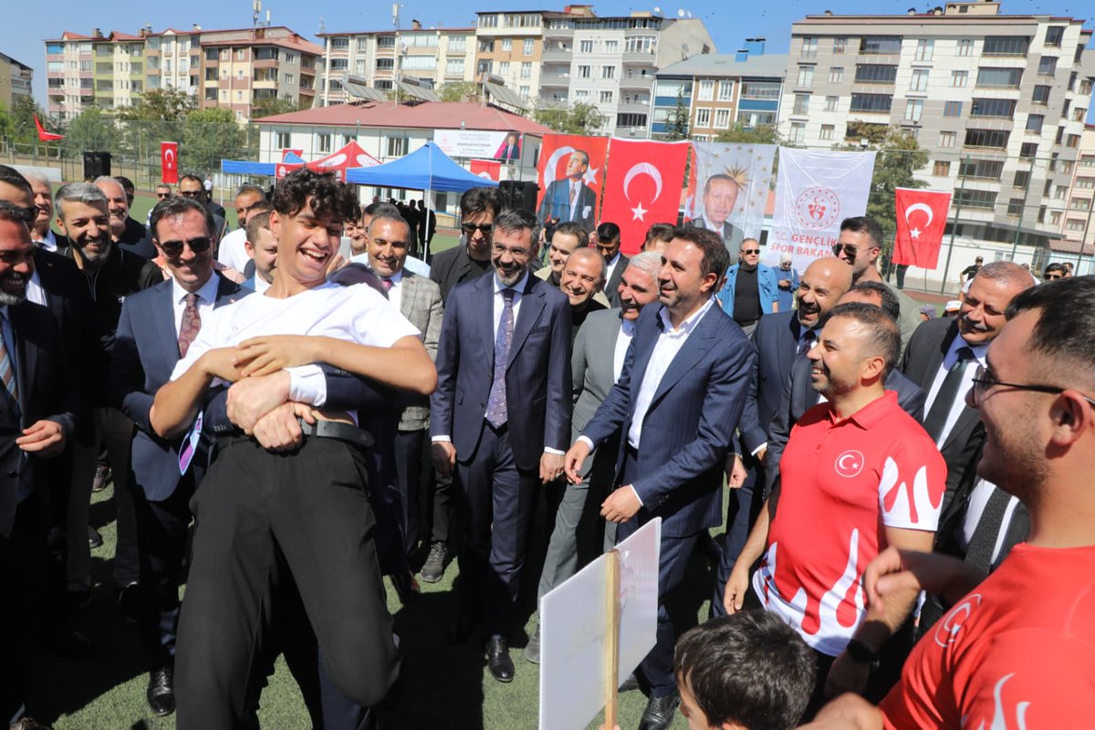Gençlik ve Spor Bakanımız Sayın Dr. <a href="/OA_BAK/">Dr. Osman Aşkın Bak</a> Bitlis Valimiz Sayın <a href="/ahmetkarakaya37/">Ahmet Karakaya</a> ve Bitlis Milletvekilimiz Sayın <a href="/T_Bedirhanoglu/">Turan Bedirhanoğlu</a> ile birlikte Tatvan Gençlik Merkezimizi ziyaret ettik.

Ziyaretimizde, farklı branşlarda başarıyla mücadele eden değerli sporcu kardeşlerimizle bir