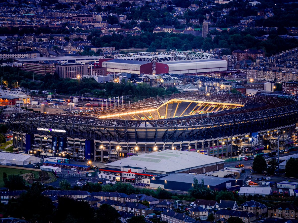 Edinburgh! It’s kicking aff, onstage 17:55  - Catch you down the front! #oasislive25 

📸 @jim_debarker 
#edinbrugh #murrayfield #castband