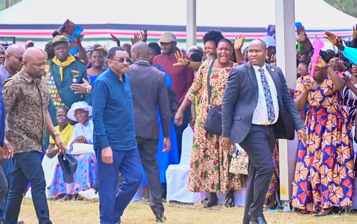Orengo makes a public appearance after he was 'poisoned by bloggers '