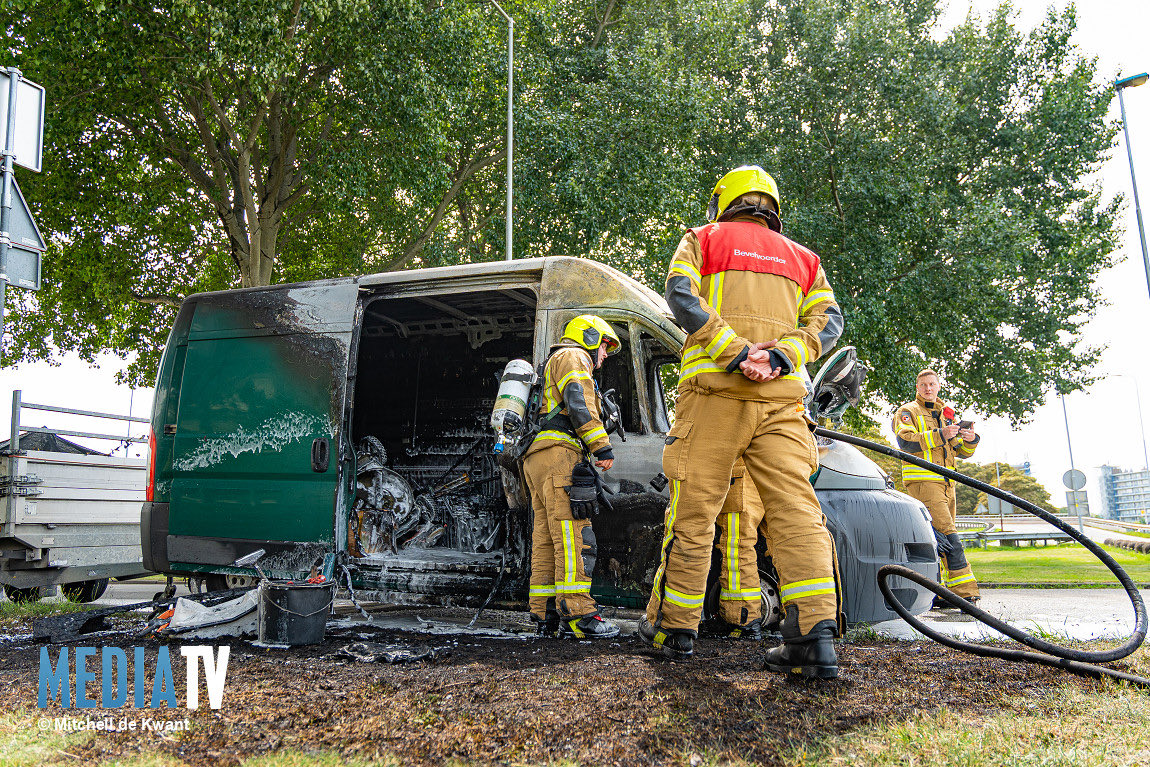 Bestelbus in brand tijdens het rijden op Bovenstraat in Rotterdam
