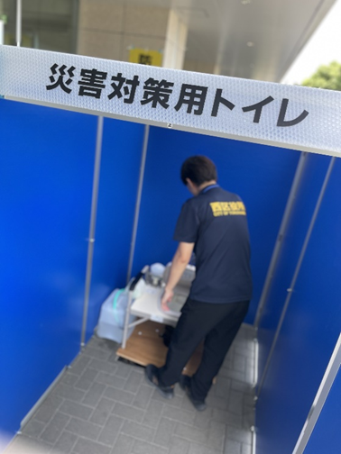 yokohama_saigai's tweet photo. ♯防災
先日、みなとみらい地区の集合住宅で実施されたマンホールトイレ設置訓練に参加しました。
災害時には断水などでトイレが使用できなくなる可能性があるため個人で簡易トイレを備えるとともに、集合住宅ではマンホールトイレ等を整備しておくことが重要です。
https://t.co/XFU0B87zgf https://t.co/cXzsWNNXGS