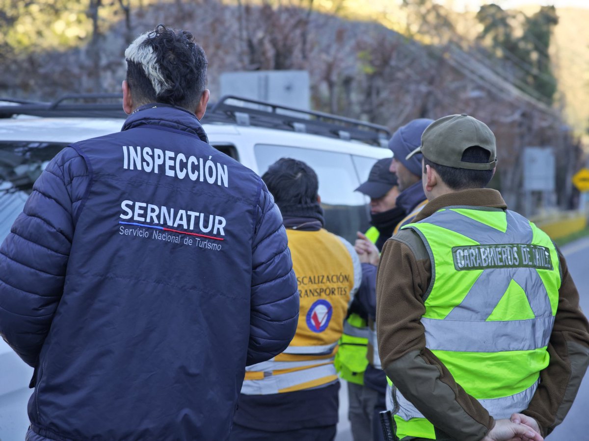 #SanJosedeMaipo: Carabineros de la Tenencia San Gabriel (F) junto a equipo multidisciplinario compuesto por <a href="/Sernatur_RM/">Sernatur RM</a> <a href="/Fisca_MTT/">Division de Fiscalización de Transportes</a> <a href="/MuniSJdeMaipo/">San José de Maipo</a> , realizan fiscalizaciones vehiculares a conductores que visitan la zona, verificando cumplimiento a la Ley.
#CarabinerosdeTodos