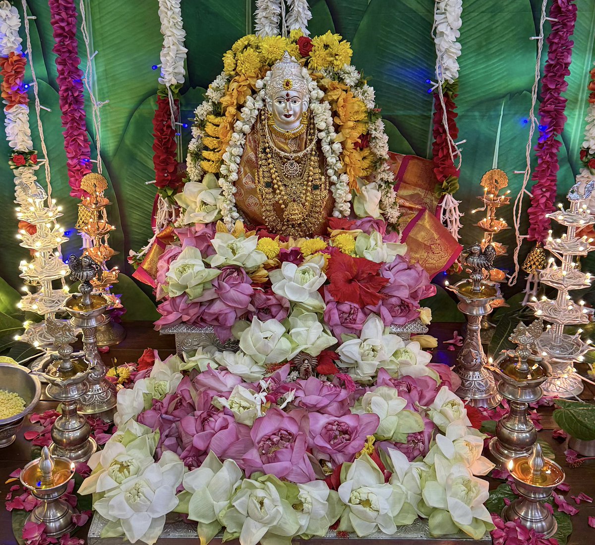 Vara Lakshmi Vratham 2025

सिद्धलक्ष्मीर्मोक्षलक्ष्मीर्जयलक्ष्मीस्सरस्वती
श्रीलक्ष्मीर्वरलक्ष्मीश्च प्रसन्ना मम सर्वदा 🙏