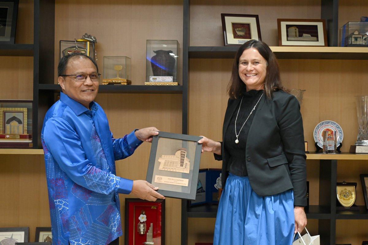 PUTRAJAYA, 8 Ogos 2025 - Kunjungan Hormat TYT Pesuruhjaya Tinggi Australia ke Malaysia, Ms. Danielle Heinecke ke atas Peguam Negara, YBhg. Tan Sri Mohd Dusuki bin Mokhtar di Bilik Kunjungan Hormat Peguam Negara, AGC.

#TaatSetia
#MalaysiaMADANI
#AGCMADANI
#JabatanPeguamNegara