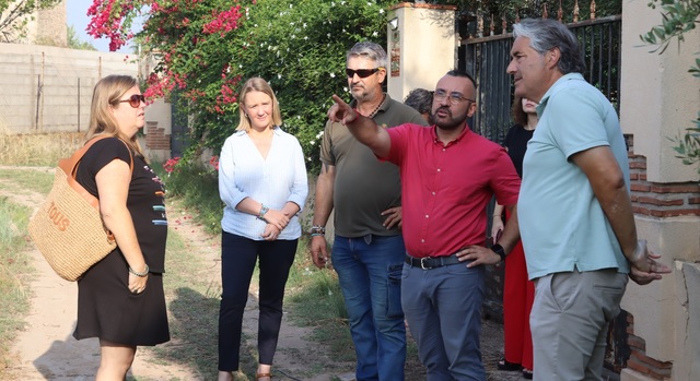 📍 Visita al Molí Nou per abordar la superpoblació de porcs senglars 🐗

L'alcalde José Benlloch, Maria Fajardo 🌿 i tècnics municipals valoren mesures per al control de fauna silvestre i donar un nou ús ambiental i educatiu a l'espai 🏛️🌍

vila-real.es/portal/p_20_co…